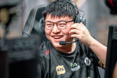 难怪TES想换辅助！UZI韩服排到预言