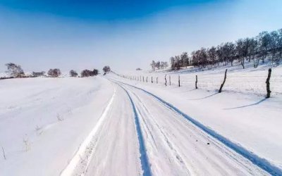 冰雪道路行车由于积雪对光线的反射极易造成驾