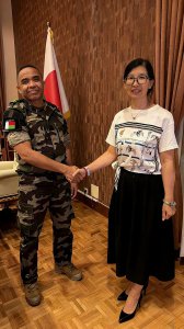 嘉成矿业向马达加斯加政府捐赠办公设备