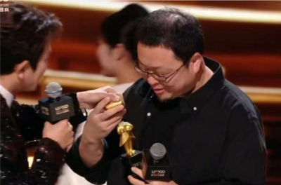 罗永浩奖杯断成两半 领个新人奖都能成一期节目