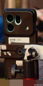 疑似OPPO Find X9s Pro真机谍照泄露：Pro档唯一双2亿