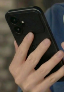 疑似一加15T真机谍照曝光：采用直角边+大R角设计