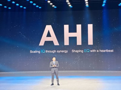荣耀携AHI理念、Robot Phone登MWC主舞台 科技创新获