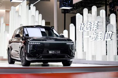 智己LS8亮相北京车展：全系标配四轮转向，纯电