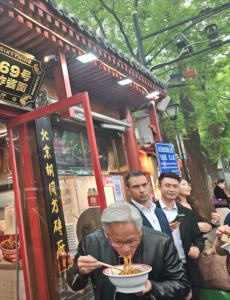 黄仁勋北京炫炸酱面爆火 店家火速上线皮衣战神