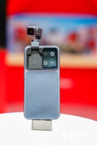 全球首款机器人手机！荣耀Robot Phone演示“一键搞