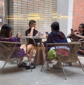 网传李想将迎第六娃，妻子挺孕肚低调现身阿那