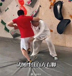 55岁周鸿祎和71岁马未都切磋摔跤！周鸿祎居然输