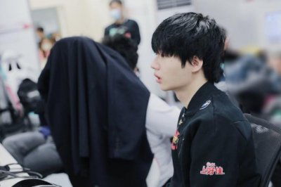 劲夫事件席卷LPL！2名选手被迫直播道歉 JKL成首个
