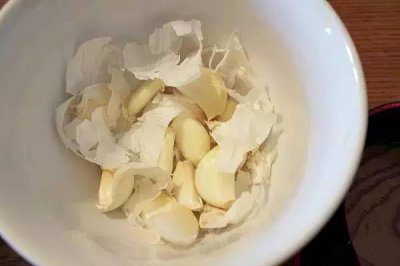 新鲜的鸡蛋不能和大蒜玉米中的哪一种放一起 蚂
