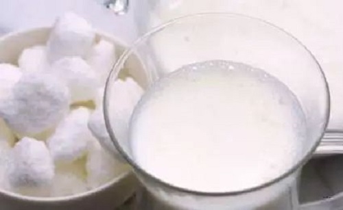 煮牛奶时加糖，对它的营养成分有影响吗