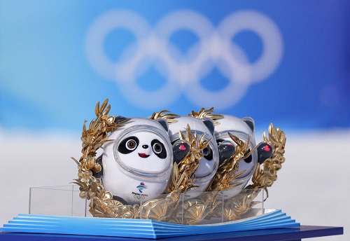 北京冬奥会上，获奖运动员获得的定制版金色冰墩墩装饰花环是