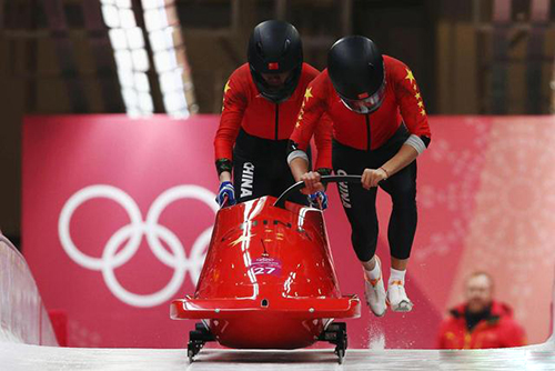 猜一猜冬奥会的雪车项目中，掌舵和制动是同一个人负责吗
