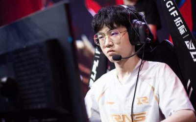 登峰组第一争夺战！BLG对阵LNG，能否终结对方连