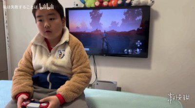 玩《黑神话》不伤眼？小孩哥背对屏幕 靠听力击