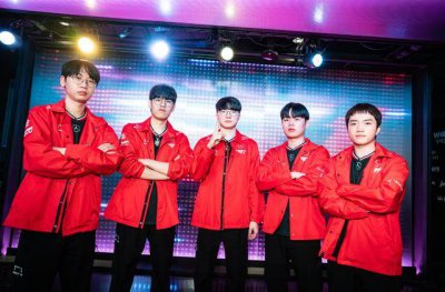 T1不敌HLE无缘先锋赛，Zeus赛后没对Faker笑引热议，